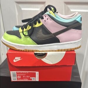 Used Nike Dunk Low SE 
Black/Dark Chocolate/Copa
Size 6.5